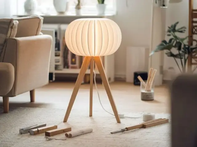 Stwórz unikalną lampę stojącą DIY: proste pomysły i materiały