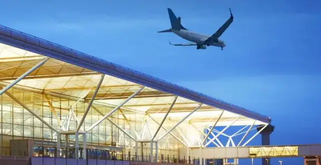 Jak dojechać z Londynu na lotnisko Stansted - najlepsze opcje i ceny