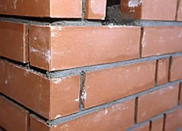 Czy zaprawą murarską można tynkować? Poznaj ryzyka i alternatywy