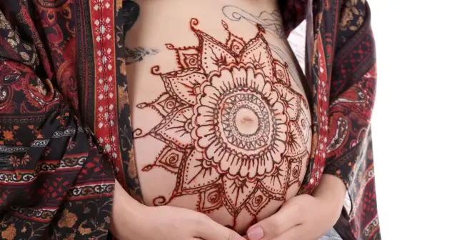 Jak zmyć tatuaż z henny? Skuteczne metody i ich ryzyko