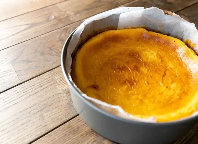 Sernik opada? Jak studzić, by był idealny i kremowy