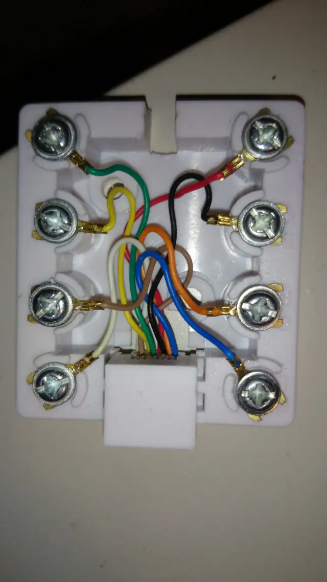 Jak podłączyć kabel internetowy do gniazda bez problemów i błędów