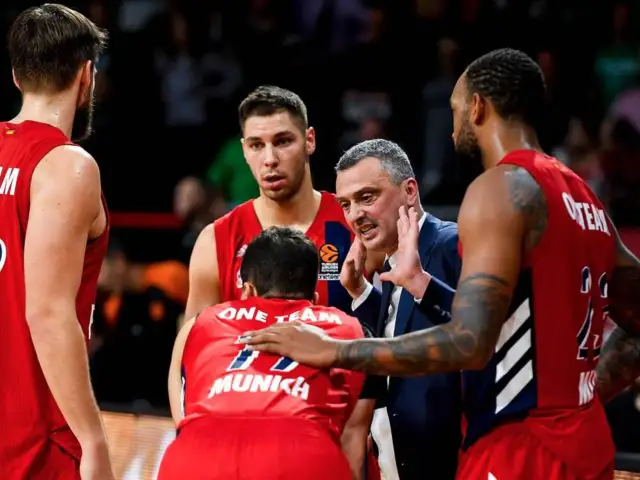 Entrenador da instrucciones a jugadores del Bayern Múnich baloncesto.