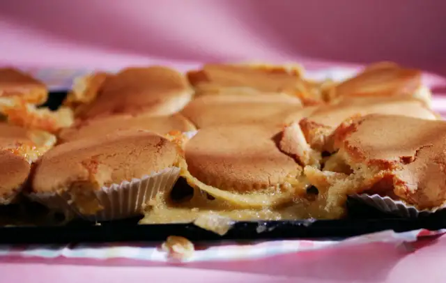 Zakalec w babeczkach: Czy można jeść? Jak uratować wypieki?