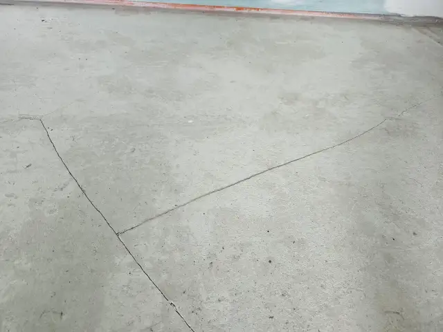 Ile schnie posadzka betonowa? Odkryj czas schnięcia i błędy do uniknięcia