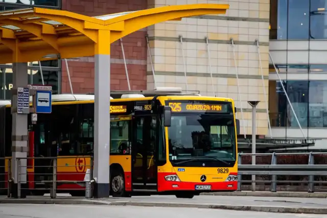 Autobus 525 na przystanku, gotowy do odjazdu. To dobry sposób, jak dojechać na lotnisko Bemowo.