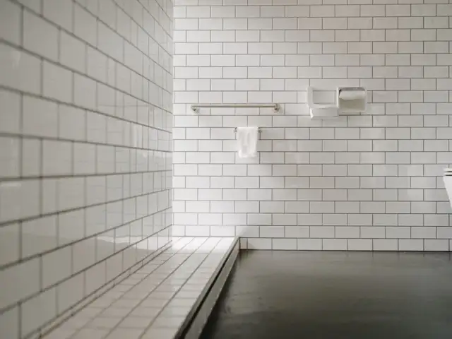 Jaka fuga do łazienki? Cementowa czy epoksydowa? Wybierz mądrze!