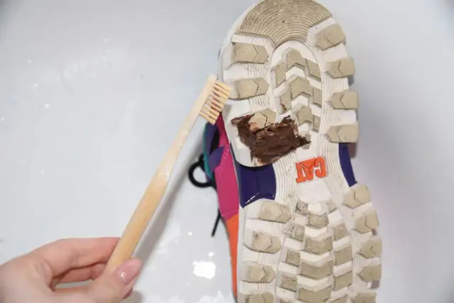 Jak skutecznie wyczyścić buty sodą oczyszczoną i usunąć uporczywe zapachy