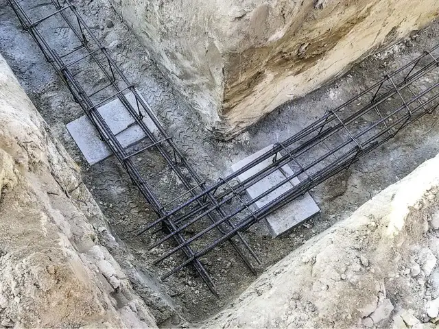Łączenie zbrojenia w fundamentach: Jak to zrobić bezpiecznie i trwale?