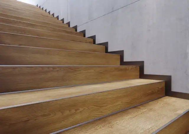 Ile kosztują schody z paneli: kompleksowy przegląd cen i kosztów 2025