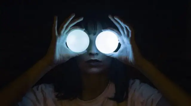 Czy latarka z telefonu może uszkodzić wzrok? Oto, co musisz wiedzieć