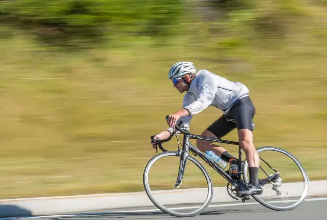 Jak dobrać rozmiar roweru szosowego, by uniknąć kontuzji i cieszyć się jazdą