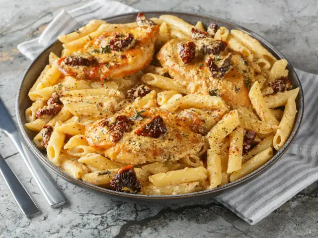 Penne con pollo - prosty przepis na pyszne danie, które zaskoczy