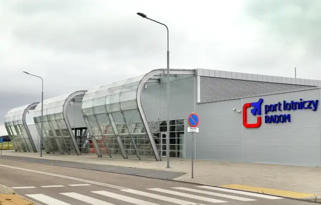 Ile kosztowało lotnisko w Radomiu? Zaskakujące wydatki i źródła finansowania
