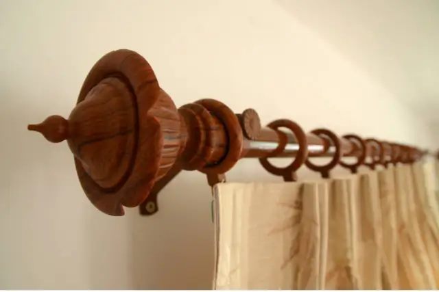 Elegancki, drewniany karnisz z ozdobnymi końcówkami. Idealny wybór, jeśli zastanawiasz się, jaki karnisz do kuchni nada jej ciepłego charakteru.