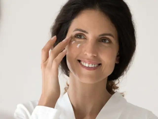 Jaki peeling do cery dojrzałej? Odmładzaj skórę bez podrażnień