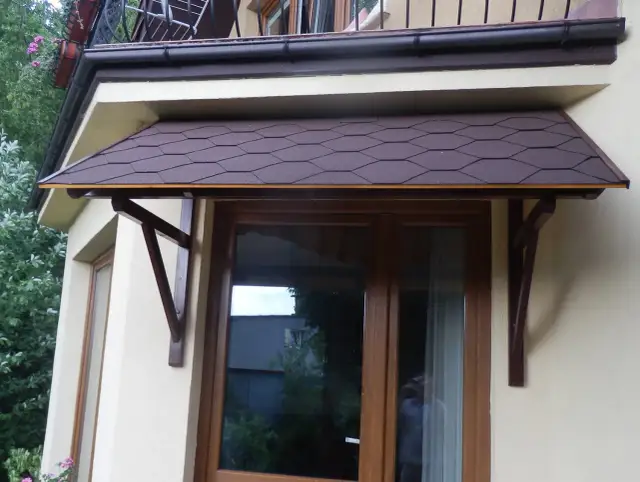 Budowa daszku nad drzwiami: Jak to zrobić dobrze i oszczędnie?