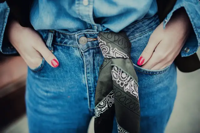 Jak zawiązać bandanę na spodniach? 4 modne sposoby i porady!