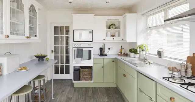 Skuteczne sposoby na to, jak zmyć olej ze ściany bez uszkodzeń