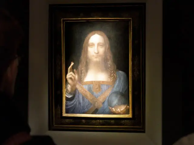 Salvator Mundi, uznawany za najdroższy obraz na świecie, przedstawia Chrystusa błogosławiącego prawą ręką i trzymającego kryształową kulę w lewej.