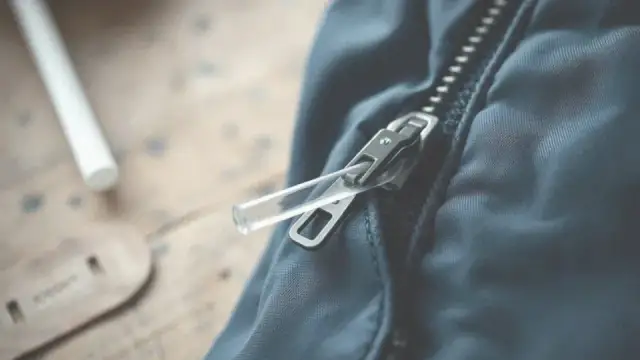 Jak naprawić urwany suwak w kurtce słomką? Szybki trik!