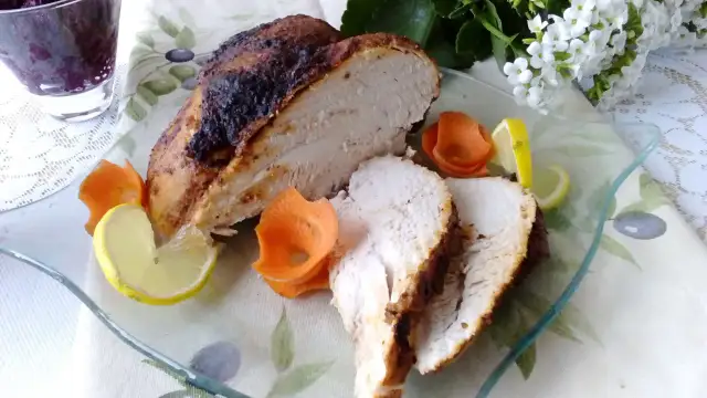 Ile piec pierś z kurczaka w rękawie, aby była soczysta i smaczna?