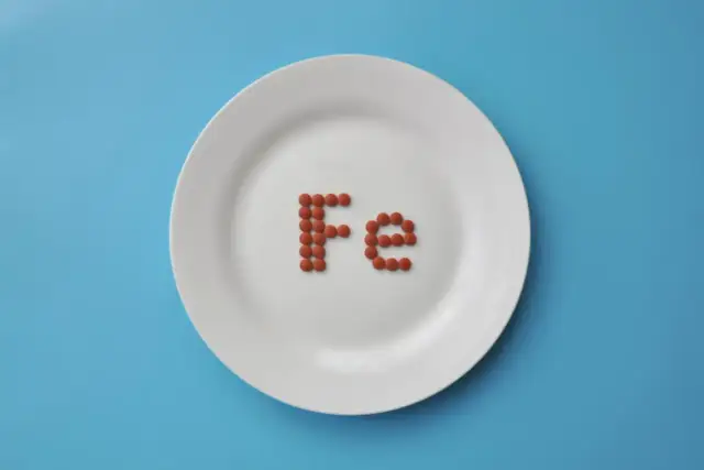 Objawy niedoboru żelaza: Jak je rozpoznać i uniknąć powikłań