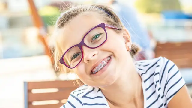 Kiedy można założyć aparat na zęby? Wiek, wskazania i korzyści leczenia ortodontycznego