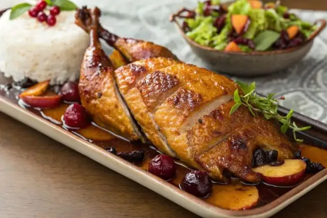 Jakie surówki do kaczki idealnie podkreślą smak mięsa?