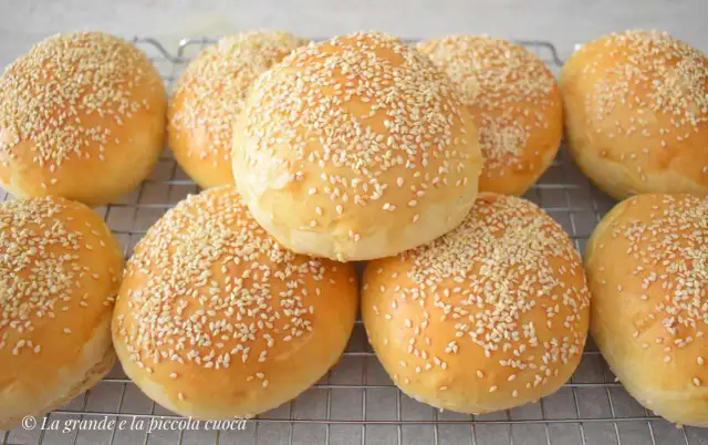 Jak upiec idealne bułki do burgerów? Mój przepis na sukces!