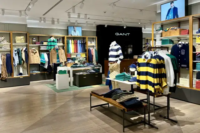 Sklep z odzieżą Gant. Widać tu koszulki polo, kurtki i akcesoria.