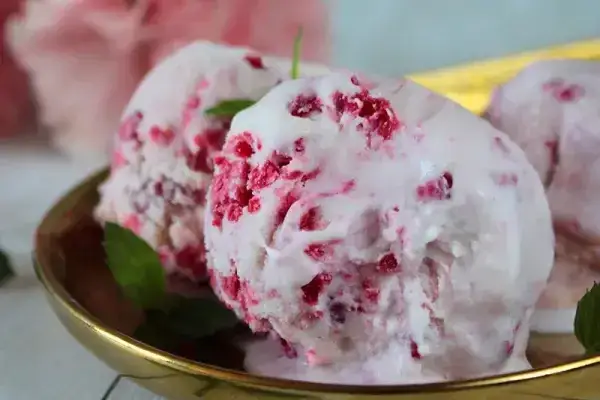 Idealne lody malinowe bez maszynki? Mój sekret na kremową konsystencję