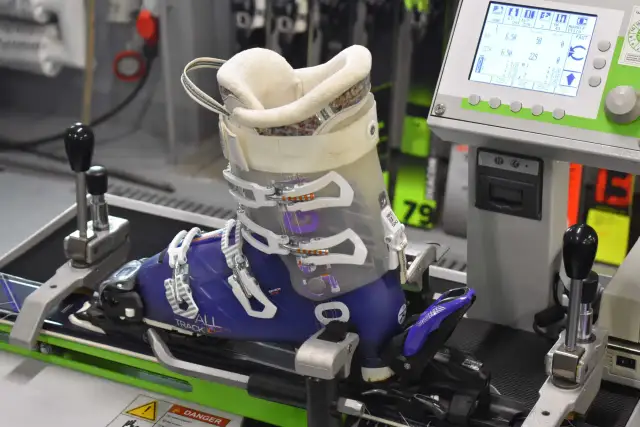 Maszyna do ustawiania wiązań narciarskich. Pokazuje, jak ustawić wiązania nart do wagi narciarza, uwzględniając jego parametry.