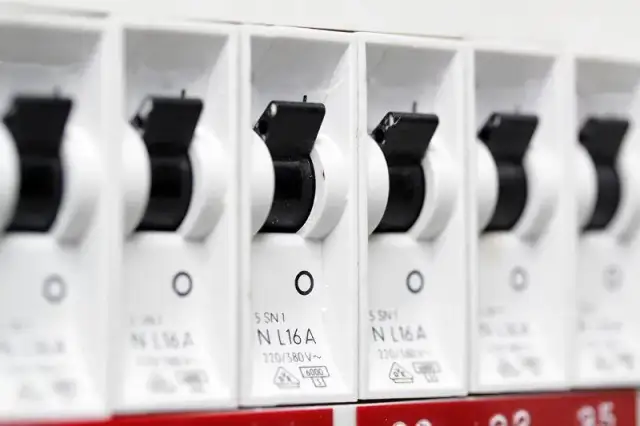 Jaki bezpiecznik do garażu? Uniknij kosztownych błędów w instalacji