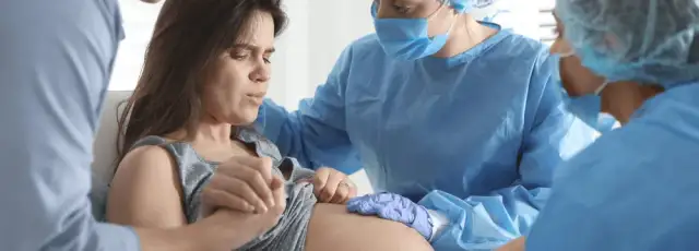 Kiedy macica się kurczy po porodzie? Kluczowe informacje o skurczach