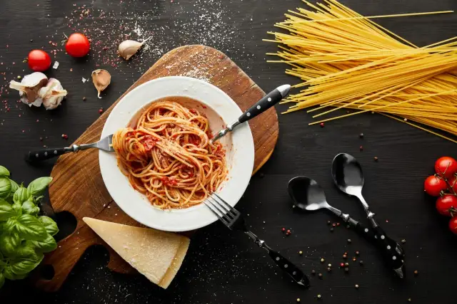 Spaghetti alla chitarra: Domowy przepis, sekrety i gdzie kupić?
