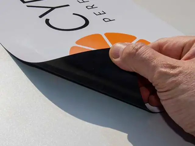 Druk na folii magnetycznej: trwałe i elastyczne rozwiązania reklamowe