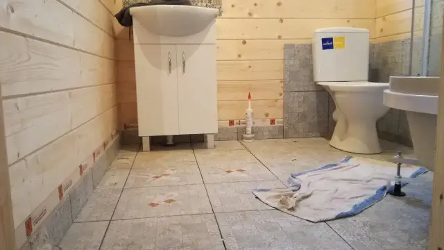 Jak zrobić łazienkę w starym drewnianym domu bez problemów z wilgocią