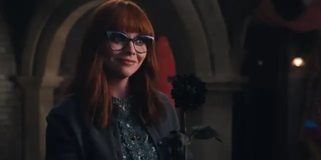 Christina Ricci jako Marilyn Thornhill w "Wednesday" trzyma czarną różę.