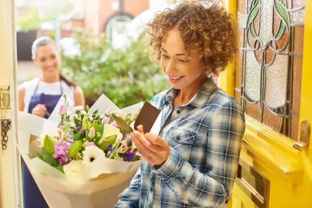 Jak działa poczta kwiatowa? Odkryj prosty sposób na dostawę kwiatów