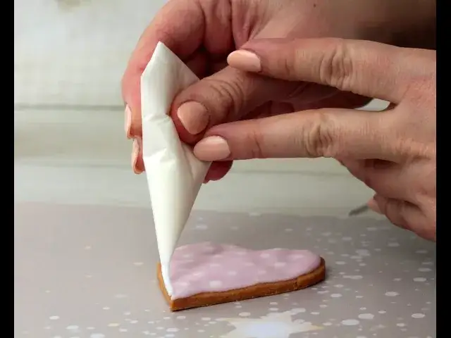 Jak przykleić posypkę do ciastek, aby uniknąć ich zsuwania się