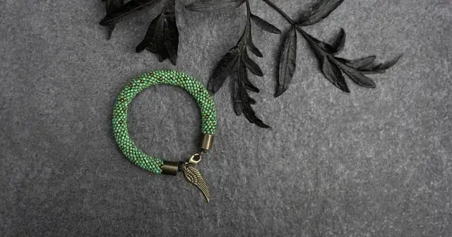 Zielona bransoletka co oznacza? Odkryj jej głębokie znaczenie i symbolikę