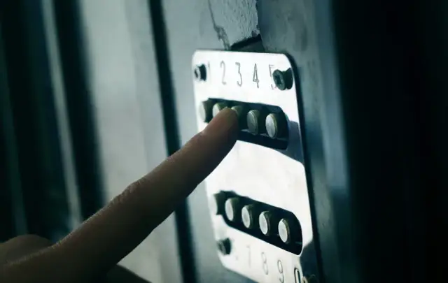 Uniwersalny kod do domofonu – dlaczego go nie ma i co wybrać?