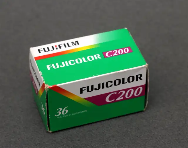 Jak założyć film do aparatu - uniknij najczęstszych błędów