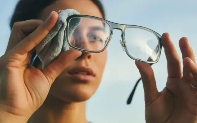 Jak wyczyścić oprawki okularów? Prosty poradnik krok po kroku
