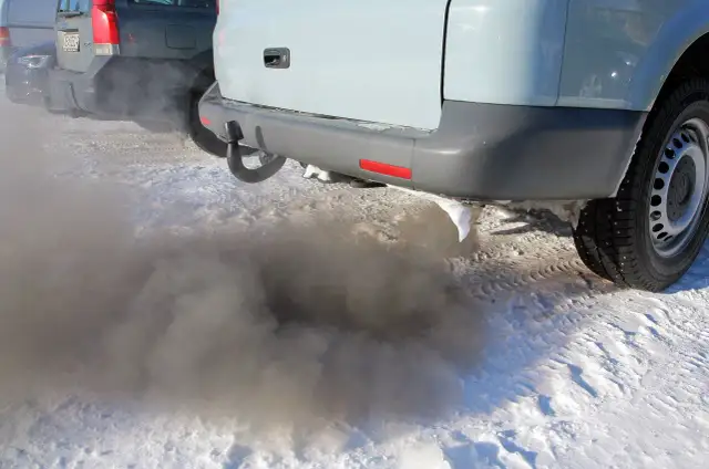 Dlaczego świeczka kopci? Oto skuteczne sposoby na uniknięcie dymu