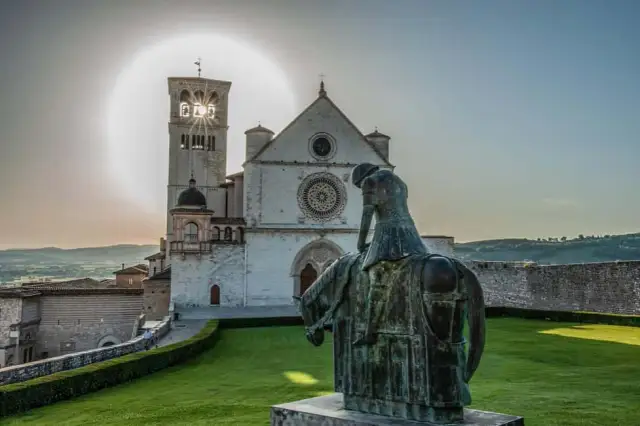 Asyż atrakcje: Odkryj najważniejsze miejsca i ich historię