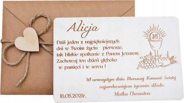 Drewniana kartka z życzeniami na komunię, ozdobiona motywem kielicha i winogron, na tle koperty.