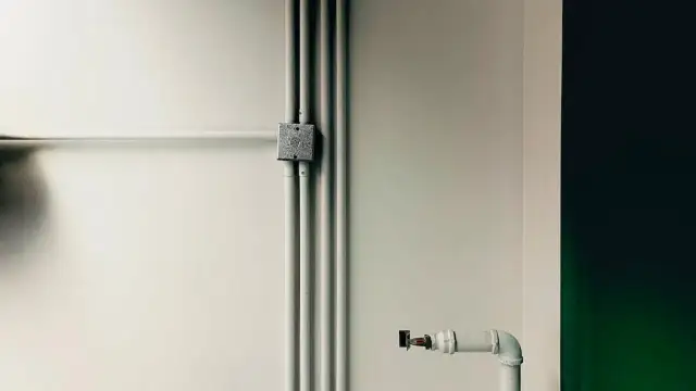 Jak zamaskować rury na ścianie - 7 skutecznych sposobów na estetykę