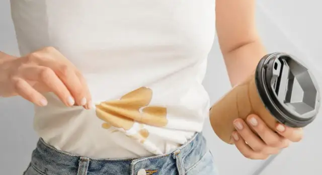 Jak usunąć zafarbowanie z białej bluzki - skuteczne metody ratunku